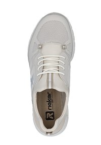 Jasnobeżowy but sportowy z siateczkową cholewką, teksturowanymi nakładkami i elastycznymi sznurowadłami. Miękka wkładka i minimalne oznakowanie wewnątrz.