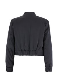 Zwarte cropped jacket met een gladde textuur, lange mouwen, een gerimpelde tailleband en een staande kraag. Geen zichtbare hardware of versieringen.