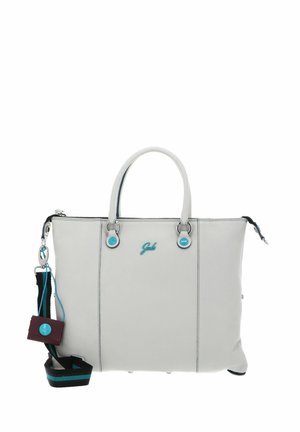 Borsa a spalla in pelle grigia con due manici rotondi, tracolla removibile, dettagli blu, logo e accessori metallici. Le sezioni presentano cuciture a contrasto.