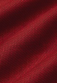 Teksturowana czerwona tkanina o gęstym splocie, ukazująca bogaty odcień i gładką powierzchnię. Wyróżnia się jednolitym kolorem i głębią.