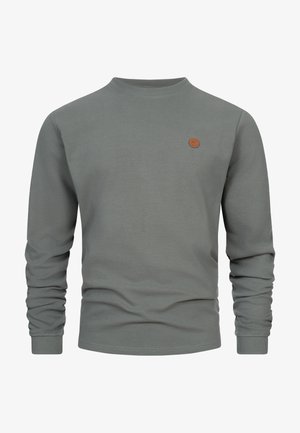 Szary prążkowany sweter z długim rękawem i okrągłym dekoltem, z małą okrągłą brązową naszywką z logo na lewej piersi, dopasowanymi mankietami i luźnym obszyciem w talii.