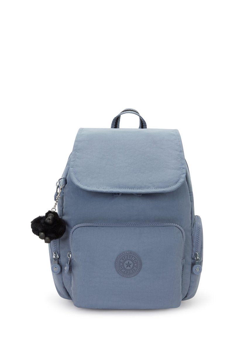 Ljusblå nylonryggsäck med lucköppning, framficka och svart apnyckelring fäst. Har en rund logotyp på framsidan.