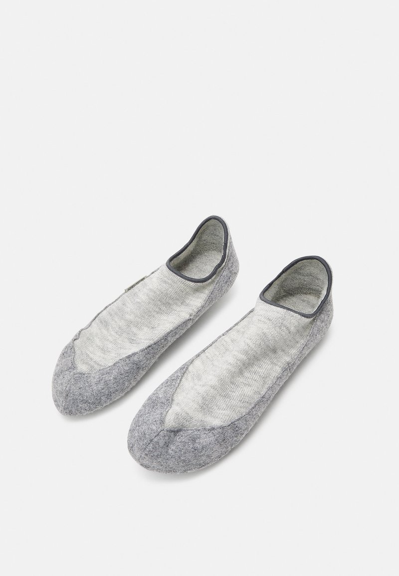 Grå ullblandingsbåtsokker med en lysegrå stripete seksjon og mørkegrå trim. Flat design, ingen synlig maskinvare eller mønstre.
