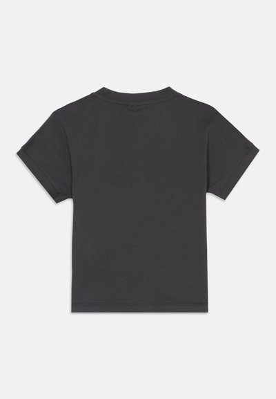 Μαύρο T-shirt με κοντά μανίκια και στρογγυλή λαιμόκοψη, τοποθετημένο επίπεδα δείχνοντας την πίσω πλευρά με απλό σχέδιο χωρίς ορατά λογότυπα ή μοτίβα.