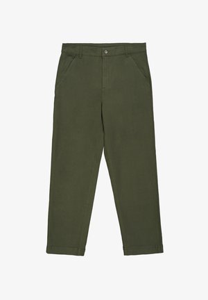 Pantalones de algodón verde con corte recto, que presentan un cierre de cremallera, botón y bolsillos laterales. Textura suave con costuras mínimas visibles.