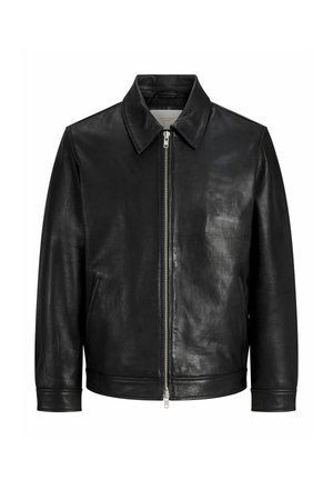 Chaqueta de cuero negra con cremallera frontal, cuello puntiagudo, mangas largas y bolsillos laterales.