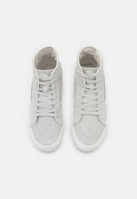 Hoch-cut Sneakers aus hellgrauem Wildleder, mit runder Zehenform, weißen Schnürsenkeln, durchbrochenen Details und einer Gummisohle.