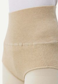 Beige högmidjade underkläder med ribbad textur som ger full täckning. Har en slät midjeband och sömmar för en säker passform.