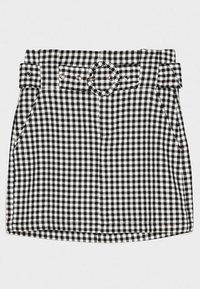 Černobílá kostkovaná sukně s vysokým pasem, předními kapsami a kulatou sponou na opasku. Strukturovaná, měkká textilie.