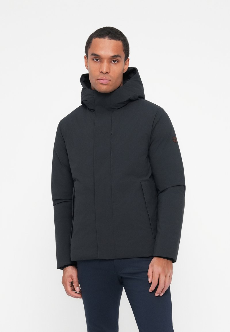 Černá zateplená bunda s vysokým límcem a kapucí, se zapínáním na přední zip a bočními kapsami. Hladká textura, minimalistický design.