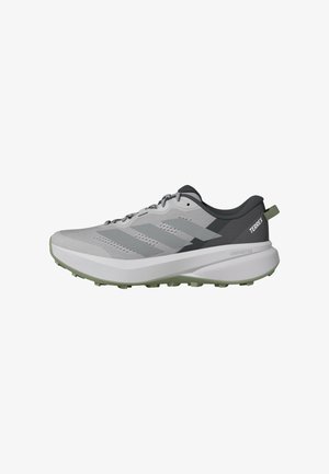 Szaro-czarny but do biegania Adidas Terrex z jasnozieloną podeszwą i pętelką, z trzema charakterystycznymi bocznymi paskami i siateczkową cholewką.