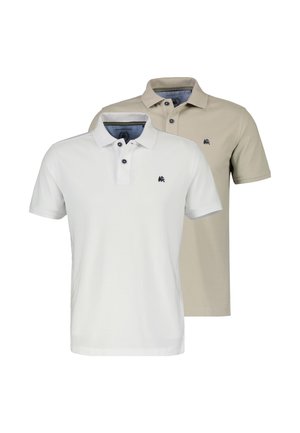 To kortærmede polo-shirts, en hvid og en beige, hver med tre knapper og et lille mørkt broderet logo på brystet.
