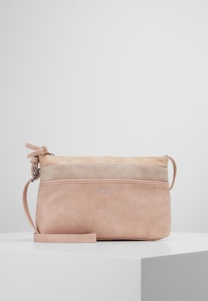 Sac bandoulière beige et rose clair avec sangle réglable, poche zippée à l’avant et logo discret, présenté sur une surface blanche.