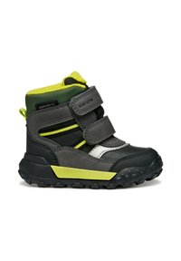 Bota impermeable en gris y negro con acentos en verde lima, correas de Velcro, parte superior texturizada, suela de goma y detalle en franja plateada.
