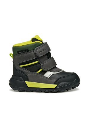 Bota impermeable en gris y negro con acentos en verde lima, correas de Velcro, parte superior texturizada, suela de goma y detalle en franja plateada.
