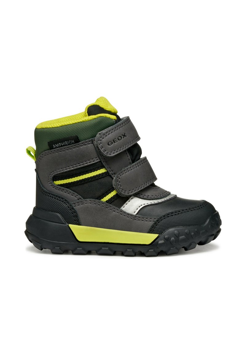 Bota impermeable en gris y negro con acentos en verde lima, correas de Velcro, parte superior texturizada, suela de goma y detalle en franja plateada.