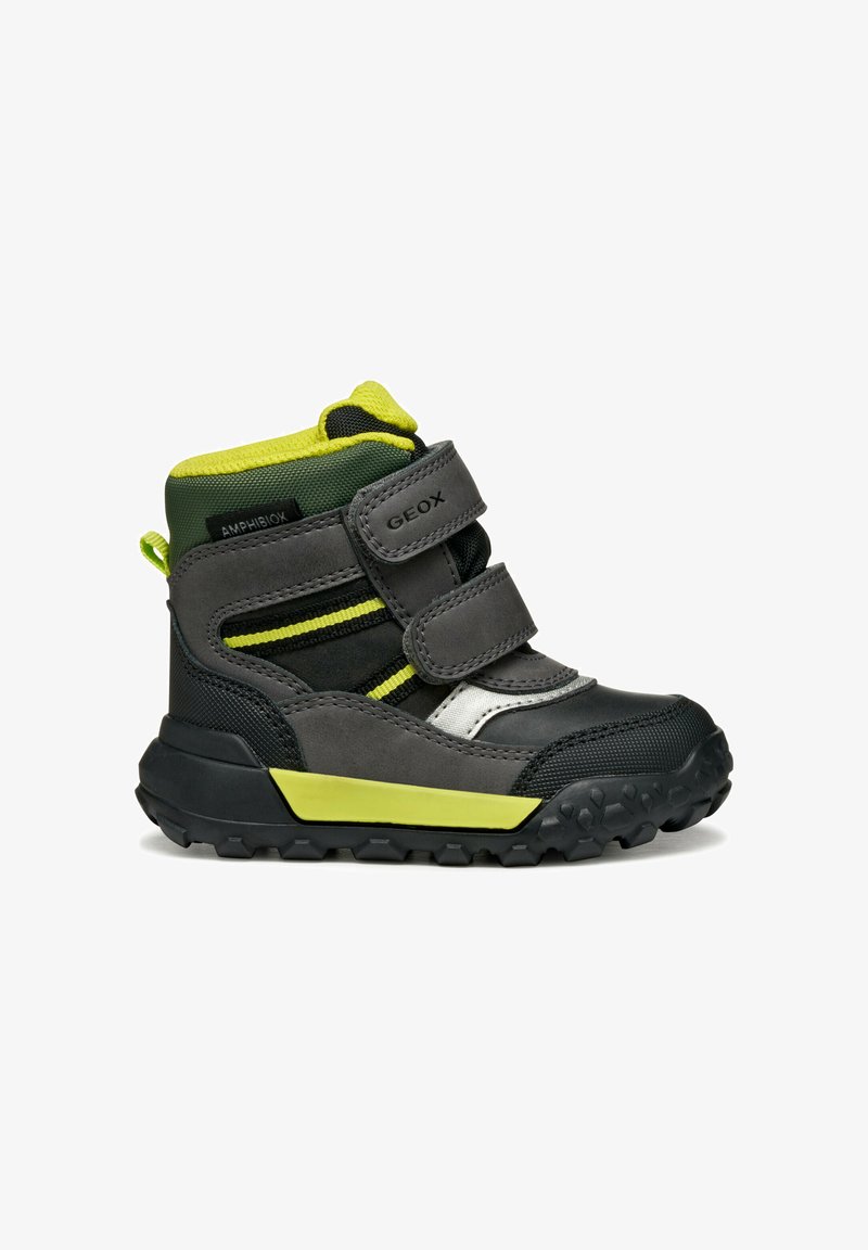 Bota impermeable en gris y negro con acentos en verde lima, correas de Velcro, parte superior texturizada, suela de goma y detalle en franja plateada.