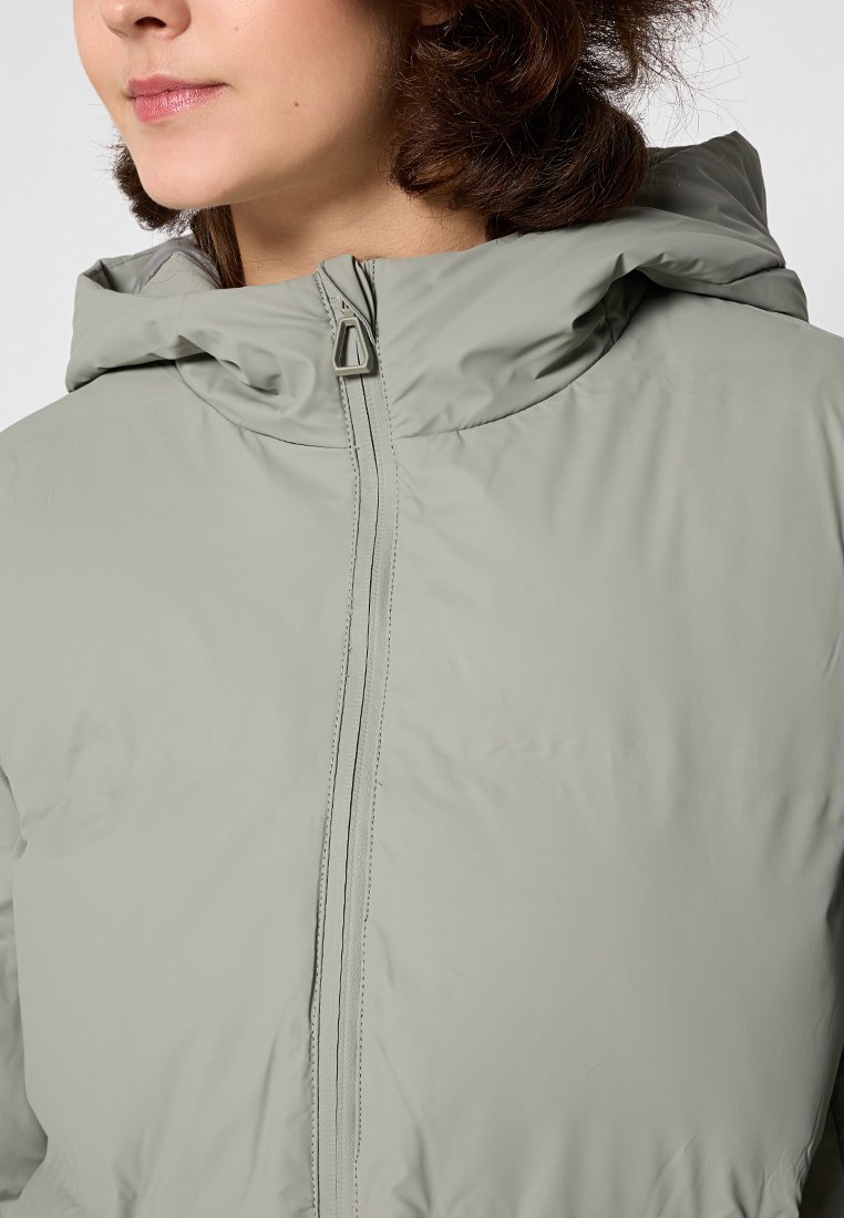 Hellgraue Kapuzenjacke aus Nylon mit einem Frontreißverschluss und einer glatten, matten Textur ohne sichtbare Nähte oder Muster.