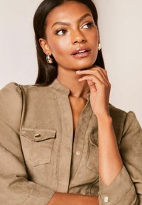 Lipsy 3/4 SLEEVE BELTED  PETITE REGULAR FIT - Särkkleit - camel suedette