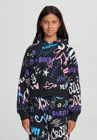 Felpa nera con cappuccio caratterizzata da testo e motivi colorati in stile graffiti. Maniche lunghe, cappuccio regolabile e design cropped con orlo a coste.