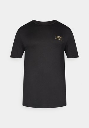 Must puuvillane lühikeste varrukatega t-särk, millel on vasaku rinna piirkonnas väike kuldne EA7 logo. Ümmargune kaelus ja tavapärane lõige.