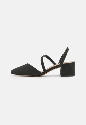 Czarny but na niskim, grubym obcasie typu slingback z ostrym noskiem i dwoma cienkimi paskami na stopie, na białym tle.