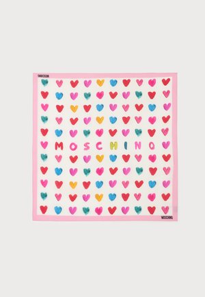 Biely štvorcový šál s ružovým lemom a farebnými srdiečkovými vzormi, s "MOSCHINO" farebnými písmenami v strede.