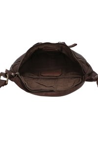 Bolso de cuero marrón con cierre de cremallera. El interior está forrado con una tela oscura y cuenta con un pequeño bolsillo. Textura suave, forma compacta.