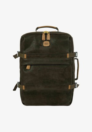 Valigia marrone scuro con texture, manici in pelle, cerniere dorate, tasca frontale e cinturini laterali regolabili con fibbie in metallo.