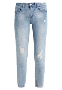 Světlé modré skinny džíny z denimu s roztrhanými detaily, vybledlým vzhledem, pěti kapsami a zapínáním na knoflík v pase.