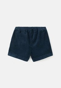 Bermuda in corduroy blu navy con vita elasticizzata, caratterizzate da una texture a coste verticali e una vestibilità rilassata.