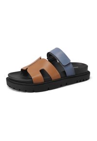 Sandali in pelle marrone e blu con cinturini regolabili, suola in gomma nera e una soletta testurizzata per una migliore aderenza. Presentano un design moderno e aperto.