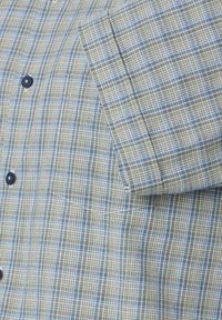 Korte mouw geruiten shirt in beige, groen en blauw. Heeft een borstzak en donkere knopen. Gemaakt van katoen met een soepele textuur.
