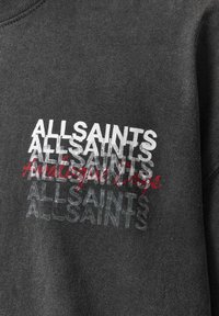 Mørkegrå sweatshirt med gentaget "ALLSAINTS" tekst i hvid, grå og rød med skyggeeffekt. Blødt materiale, rund hals.