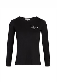 Maglietta nera a maniche lunghe in cotone, con scollatura rotonda e un piccolo logo bianco in corsivo sul lato sinistro del petto. Tessuto liscio, design aderente.