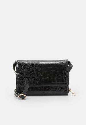 Sac à main noir en texture crocodile, avec un fermoir rabat et des détails en métal doré. Comprend une bandoulière amovible.