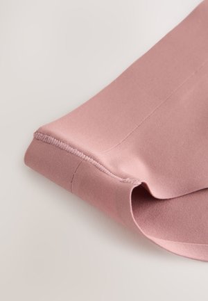 Hellrosa Stoff mit glatter Textur, gefaltet und zeigt einen Saum und Nähte. Das Design verfügt über eine schmale, umgerollte Kante für ein sauberes Finish.