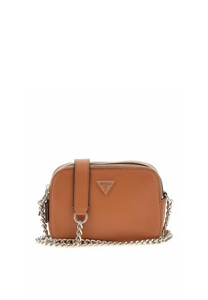 Sac bandoulière en cuir brun texturé avec bandoulière chaîne argentée et logo triangulaire Guess à l'avant.