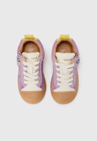 Baskets en daim violet et crème avec une semelle en caoutchouc marron clair, dotées de lacets blancs et d'une fermeture éclair latérale, agrémentées d'une languette de tirage jaune.