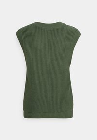 Top vert tricoté sans manches avec une coupe structurée, doté d'un col rond et d'une texture côtelée. Design simple, sans motifs ni accents.