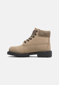 Stivaletti alla caviglia in suede color tan con punta arrotondata, tallone rinforzato, sei occhielli per lacci e suola nera robusta, dotati di un colletto in pelle liscia.