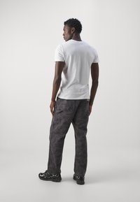 Carhartt WIP DUCK SINGLE KNEE PANT - Kalhoty - green/graphite garment dyed