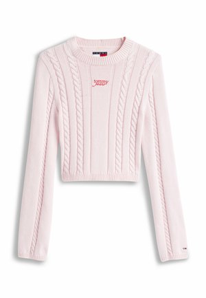 Suéter corto de color rosa claro con un patrón de punto trenzado, puños y dobladillo acanalados, que presenta un bordado en rojo de "tommy jeans" en la parte frontal.