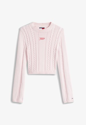 Jasnoróżowy krótki sweter z wzorem w warkocze, z prążkowanymi mankietami i dolnym brzegiem, z haftem "tommy jeans" w czerwonym kolorze z przodu.