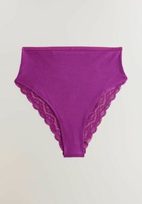 Purpurinės medvilnės mišinio kelnaitės su aukštu liemeniu ir krašteliais puoštos nėrinių bangelėmis. Minkšta tekstūra su lygiu paviršiumi.