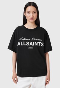T-shirt in cotone nero con maniche corte, che presenta un testo bianco: "Infinite Summer ALLSAINTS LONDON" ben in evidenza sulla parte frontale.