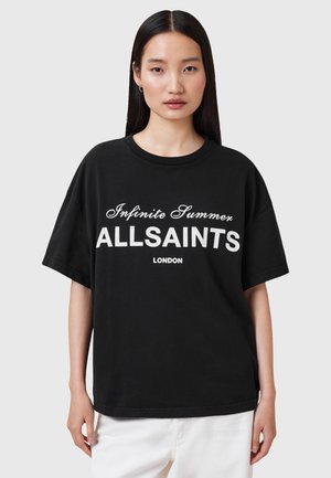 T-shirt in cotone nero con maniche corte, che presenta un testo bianco: "Infinite Summer ALLSAINTS LONDON" ben in evidenza sulla parte frontale.