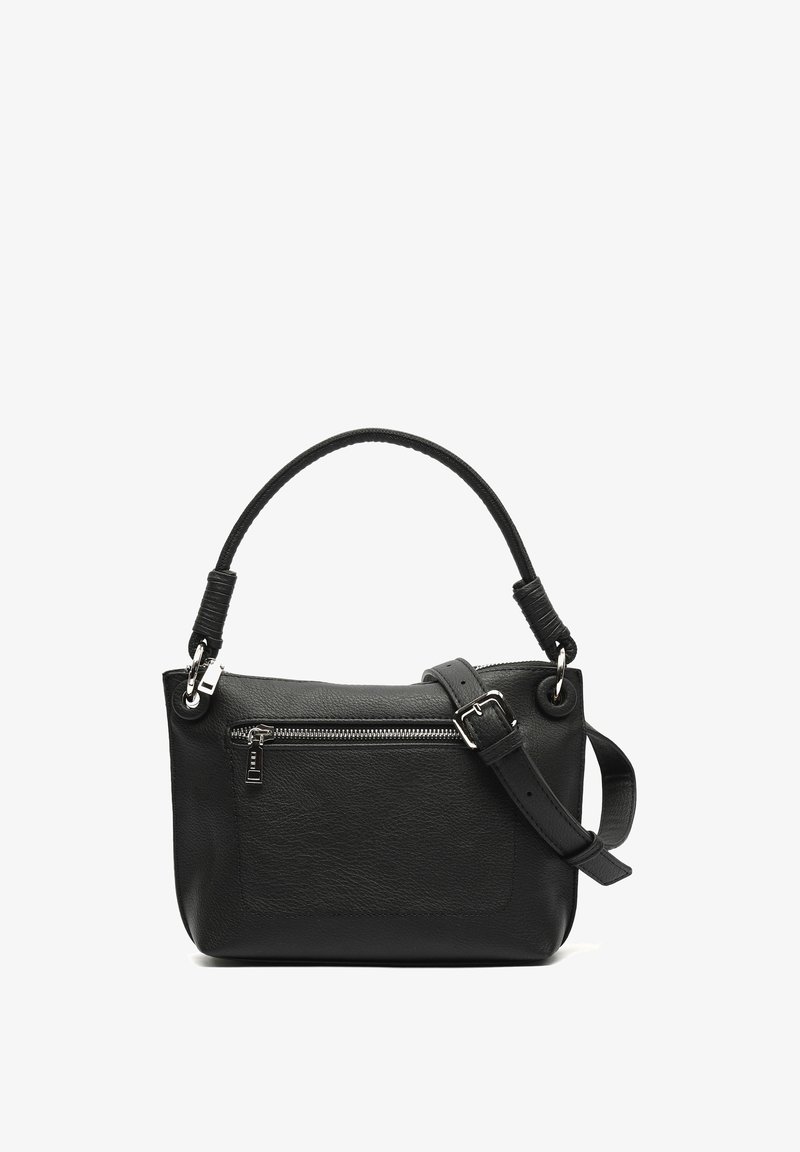 Musta nahkakäsilaukku tekstuuripinnalla, jossa on lyhyt kahva, säädettävä olkahihna ja etupuolella vetoketjullinen tasku. Hopeiset yksityiskohdat.