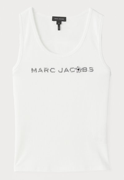 Άσπρο αμάνικο μπλουζάκι με λεπτομέρεια "MARC JACOBS" σε ασημί κρύσταλλα στο μπροστινό μέρος. Λείο ύφασμα με στρογγυλή λαιμόκοψη και άνετη εφαρμογή.