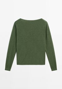Pull en maille vert olive à manches longues avec un large col, des poignets et un ourlet côtelés, présenté à plat vue de dos sur un fond blanc.